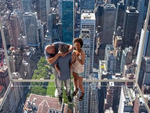 Gimana Rasanya Naik Lift Serba Kaca di Atas Ketinggian 369 Meter?