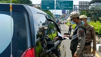 Pemeriksaan dilakukan bagi pengendara yang hendak menuju jalur puncak.
