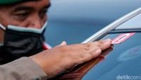Bagi yang tidak memenuhi syarat, maka kendaraan ditempel stiker Putar Balik berwarna merah.