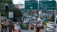 Arus lalu-lintas menjelang pos penyekatan Simpang Gadog terpantau padat.