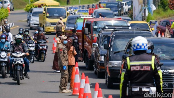 Hari Terakhir Larangan Mudik, Masih Ada Pengendara Diputar Balik di Gadog