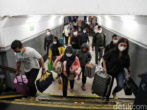Larangan Mudik Berakhir, Penumpang Padati Stasiun Pasar Senen