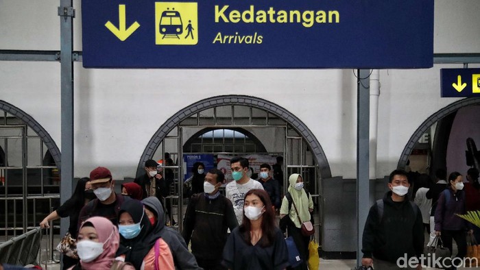 Sejumlah pemudik kembali ke perantauan usai berlebaran bersama keluarga di kampung halaman. Arus balik mudik itu terlihat di dua stasiun kereta di Jakarta.