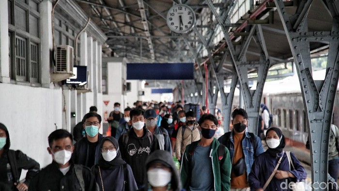 Sejumlah pemudik kembali ke perantauan usai berlebaran bersama keluarga di kampung halaman. Arus balik mudik itu terlihat di dua stasiun kereta di Jakarta.