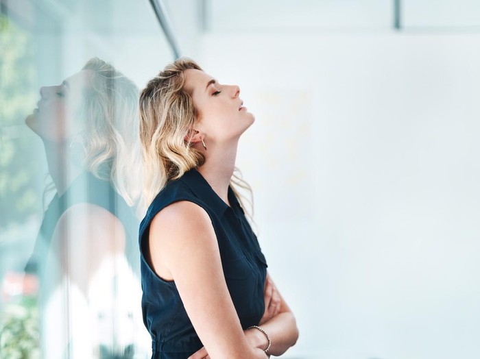 Ilustrasi Wanita Karier Shot of a young businesswoman looking stressed out in an office