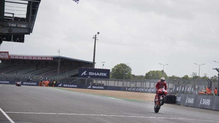 LE MANS, FRANCE - MAY 16: Jack Miller of Australia and Ducati Lenovo Team cuts the finish lane and celebrates the victory at the end of  the MotoGP race during the MotoGP of France - Race at  on May 16, 2021 in Le Mans, France. (Photo by Mirco Lazzari gp/Getty Images)