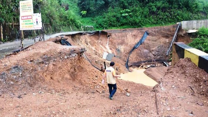 Ruas Jalan Nasional Takengon-Isaq di kawasan Desa Telege Sari, Kecamatan Jagong Jeget, Kabupaten Aceh Tengah, Provinsi Aceh putus total setelah terjadi tanah longsor sejak Minggu (16/5/2021) petang. (ANTARA/HO-Dok. BPBD Aceh Tengah)