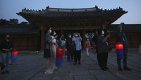Wisatawan yang datang dapat berkeliling melihat lebih dekat seperti apa bangunan istana Korea yang cantik ini. Changdeokgung dibuka setiap hari kecuali Senin, mulai pukul 09.00 sampai 18.00 waktu setempat.  