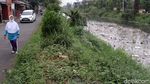 Jorok! Sampah Penuhi Sungai Cipamokolan Kota Bandung