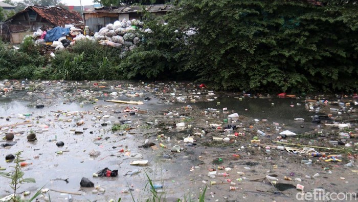 Jorok Sampah Penuhi Sungai Cipamokolan Kota Bandung