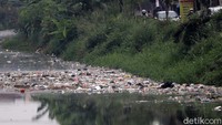 Sampah tertahan, karena pintu air Sungai Cipamokolan tidak dibuka, sehingga air tidak mengalir.
