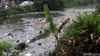 Sampah beragam jenis menumpuk dialiran Sungai Cipamokolan, Kota Bandung, Jawa Barat.