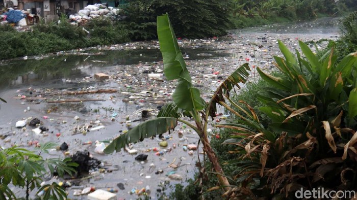 Sungai Cipamokolan, Kota Bandung, Jawa Barat, tampak kotor. Sungai tersebut dipenuhi sampah beragam jenis.