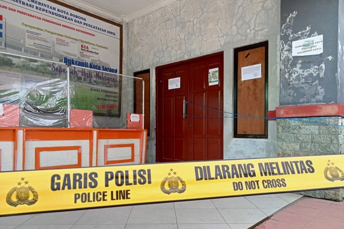 Kantor Disdukcapil Kota Sorong, Provinsi Papua Barat, dipasang garis polisi, Senin (17/5), usai terjadi pencurian 5 unit komputer. (Foto Antara Papua Barat/ Ernes Broning Kakisina)