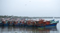 Sebuah badai tropis besar Tauktae yang membawa hujan lebat dan embusan angin dengan kecepatan 150-160 km/jam menghantam pesisir barat India pada Minggu (16/5/2021) waktu setempat. Topan tersebut diketahui menewaskan empat orang. AP Photo/R S Iyer  