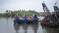 Kapal penangkap ikan berlabuh di perairan Kochi, negara bagian Kerala, India, Minggu (16/5/2021) waktu setempat. AP Photo/R S Iyer  