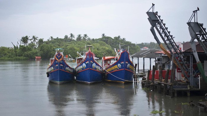 Fishing boats that stayed off the Arabian Sea due to Cyclone Tauktae are anchored in the backwaters in Kochi, Kerala state, India, Sunday, May 16, 2021. A severe cyclone is roaring in the Arabian Sea off southwestern India with winds of up to 140 kilometers per hour (87 miles per hour), already causing heavy rains and flooding that have killed at least four people, officials said Sunday. (AP Photo/R S Iyer)