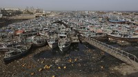 Tak hanya di India, topan tersebut juga melanda hingga Pakistan. AP Photo/Fareed Khan