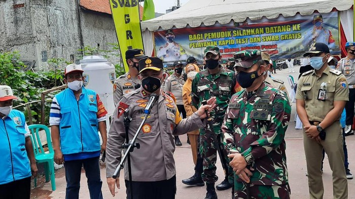 Kapolda Metro Jaya Irjen Fadil Imran di posko swab antigen di Kampung Tangguh Sawah Besar