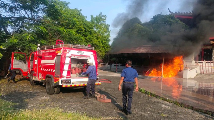Kebakaran di gudang lilin Kelenteng Sam Poo Kong Semarang, Senin (17/5/2021).