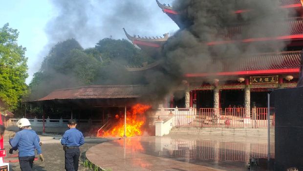 Kebakaran di gudang lilin Kelenteng Sam Poo Kong Semarang, Senin (17/5/2021).