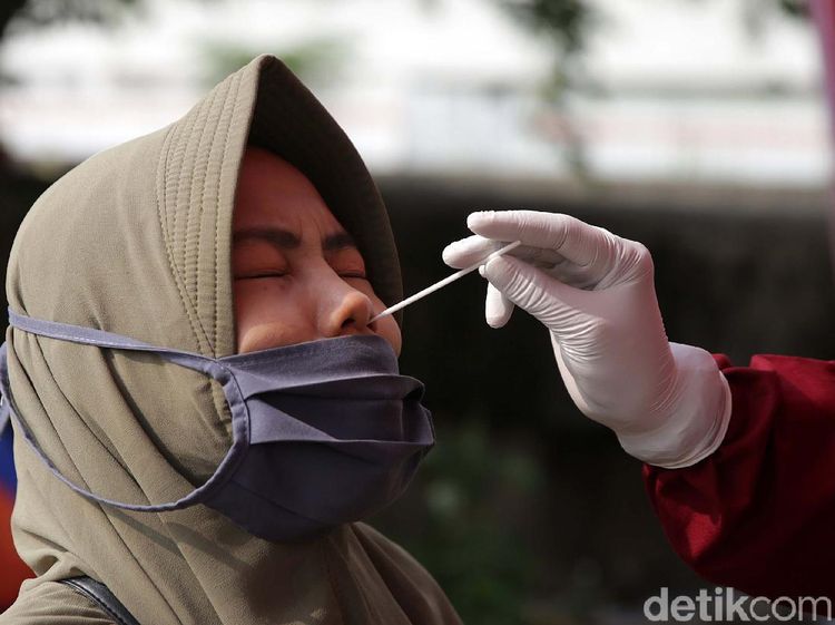 Kembali dari Kampung, Para Pemudik Ini Dites Antigen
