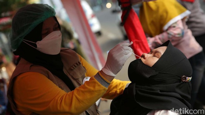 Kembali dari Kampung, Para Pemudik Ini Dites Antigen Para pemudik yang baru kembali dari kampung halaman dites antigen. Tes antige dilakukan di Pos Penyekatan Arus Balik, Kalimalang, Bekasi Timur.