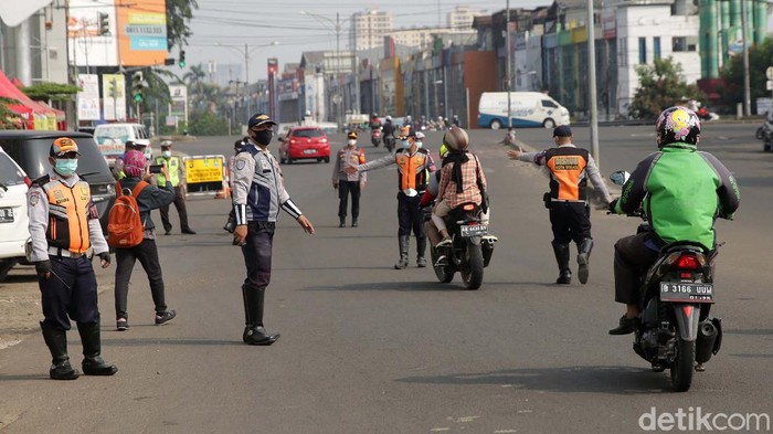 Para pemudik yang baru kembali dari kampung halaman dites antigen. Tes antige dilakukan di Pos Penyekatan Arus Balik, Kalimalang, Bekasi Timur.