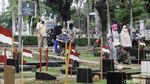Kembali Dibuka, TPU Tanah Kusir Didatangi Peziarah