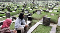 Masyarakat kini dapat kembali melakukan ziarah ke seluruh TPU di Jakarta, usai berakhirnya massa penutupan seluruh TPU di Jakarta oleh Gubernur DKI Jakarta untuk mencegahnya penyebaran virus COVID-19.   