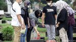 Kembali Dibuka, TPU Tanah Kusir Didatangi Peziarah
