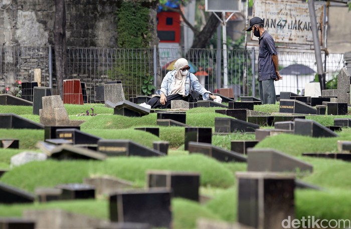 TPU Tanah Kusir kembali dibuka untuk umum usai Lebaran. Tak sedikit warga yang datang ke sana untuk berziarah ke makam anggota keluarga mereka.
