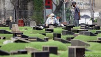 Meski kembali dibuka untuk umum, warga yang hendak berziarah diwajibkan untuk menerapkan protokol kesehatan.