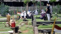Sejumlah warga berziarah ke TPU Tanah Kusir, Jakarta.