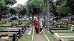 Kembali Dibuka, TPU Tanah Kusir Didatangi Peziarah
