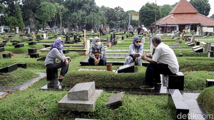 Kembali Dibuka Tpu Tanah Kusir Didatangi Peziarah