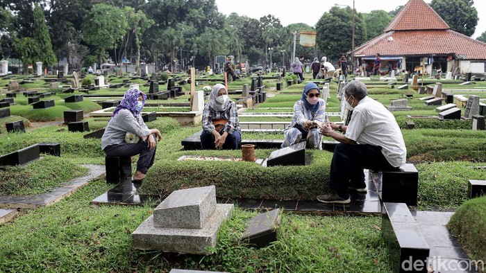 Kembali Dibuka, TPU Tanah Kusir Didatangi Peziarah TPU Tanah Kusir kembali dibuka untuk umum usai Lebaran. Tak sedikit warga yang datang ke sana untuk berziarah ke makam anggota keluarga mereka.