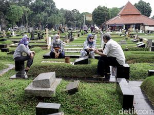 Kembali Dibuka, TPU Tanah Kusir Didatangi Peziarah