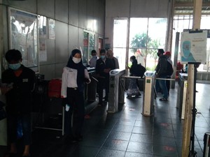 Suasana Stasiun Manggarai di Hari Pertama Kerja Usai Lebaran