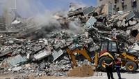 Eskavator dikerahkan untuk membersihkan puing-puing bangunan dalam operasi pencarian para korban. AP Photo/Adel Hana.