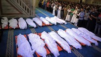 Warga mensalatkan para korban yang meninggal akibat serangan udara Israel. AP Photo/Sanad Latifa.