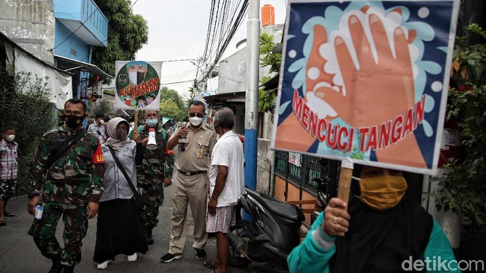 Lebaran Usai, Pemudik yang Tiba di Sunter Jakarta Utara Didata Sejumlah pemudik yang tiba di kawasan Sunter, Jakarta Utara, didata petugas. Pendataan itu dilakukan sebagai upaya pencegahan penyebaran virus Corona.