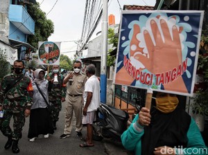 Redam Lonjakan COVID-19, Masyarakat Diminta Tak Bepergian & Berkerumun