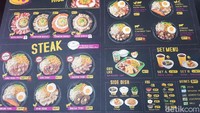 Menunya sangatlah beragam. Mulai dari daging ayam, daging sapi, salmon, hingga udang. Harganya dibanderol mulai dari Rp 36 ribuan saja. Foto: detikFood / Yenny Mustika Sari