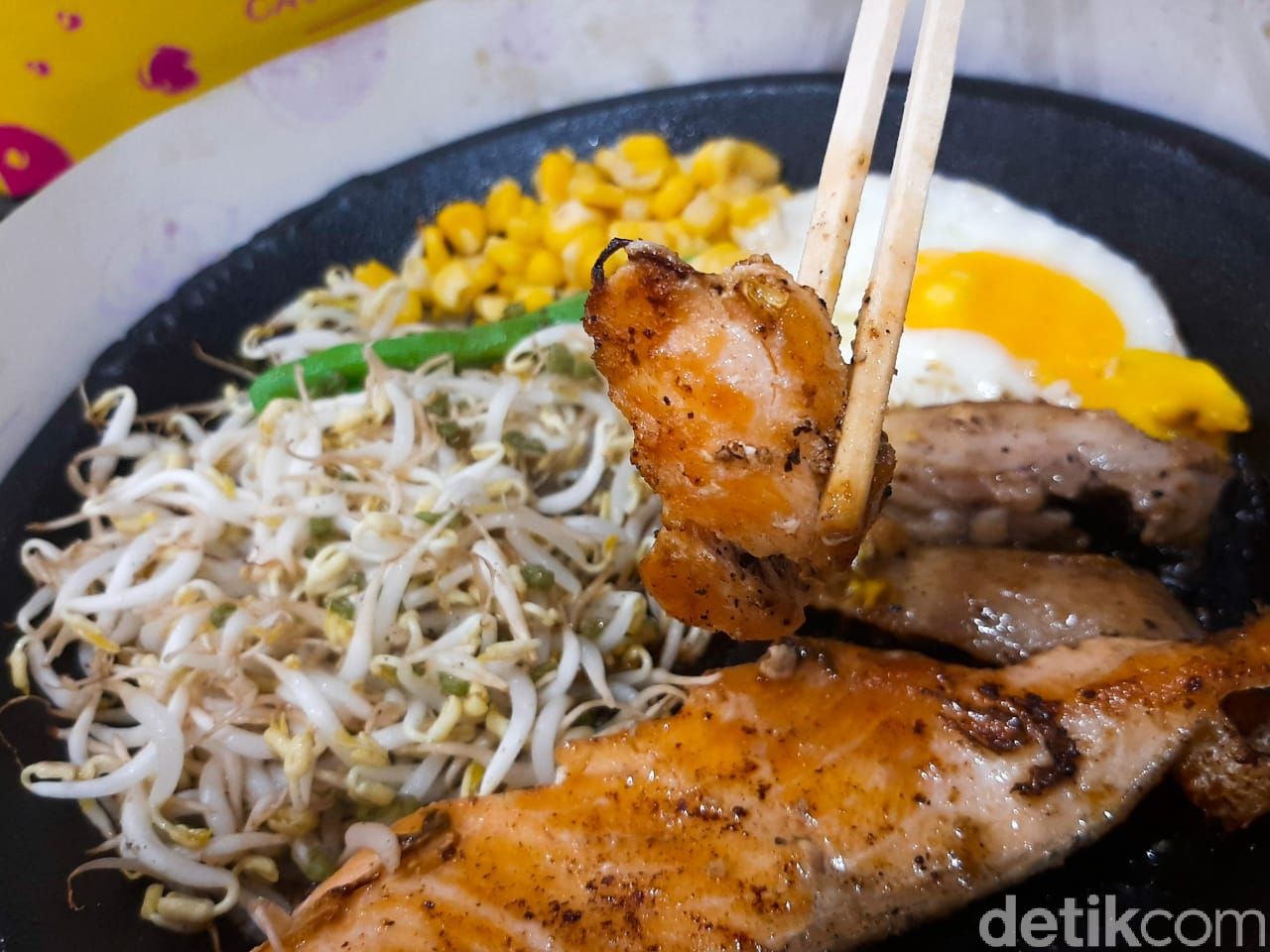 Mazeru: Restoran Pepper Rice dengan Harga Terjangkau. Ada menu olahan nasi dengan lauk daging sapi, daging ayam, salmon, hingga udang.