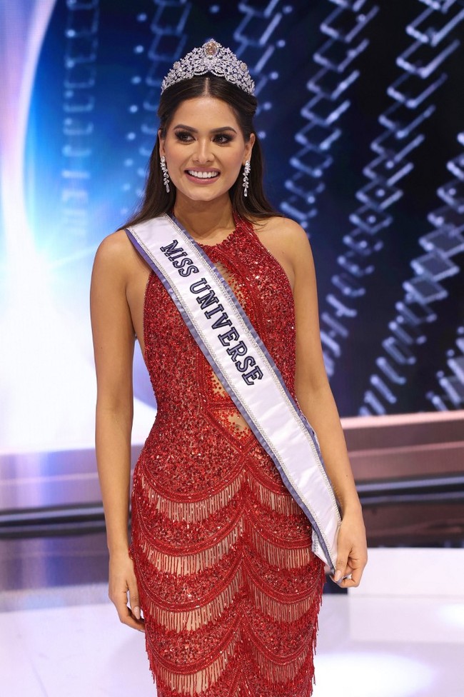 Pada babak top 5 Miss Universe 2020, setiap finalis mendapat pertanyaan berbeda-beda. Dan Andrea Meza mendapatkan pertanyaan: jika kamu adalah pemimpin dunia, bagaimana kamu menangani pandemi COVID-19? Foto: Getty Images via AFP/RODRIGO VARELA
