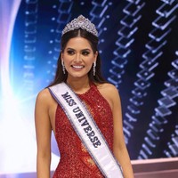 Pada babak top 5 Miss Universe 2020, setiap finalis mendapat pertanyaan berbeda-beda. Dan Andrea Meza mendapatkan pertanyaan: jika kamu adalah pemimpin dunia, bagaimana kamu menangani pandemi COVID-19? Foto: Getty Images via AFP/RODRIGO VARELA