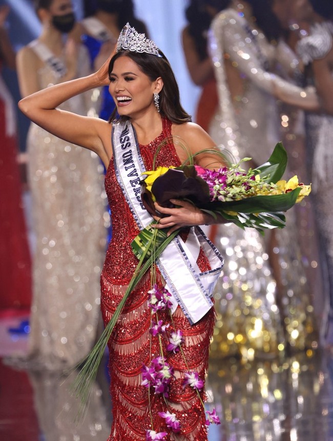 Menjadi pemenang Miss Universe 2020, Andrea Meza mengungkapkan kebahagian dan kebanggaannya. “What a moment! Ready for this journey!” tulisnya pada unggahan terbarunya di Instagram yang memperlihatkan momen dirinya dimahkotai Miss Universe 2019 Zozibini Tunzi. Foto: Getty Images via AFP/RODRIGO VARELA