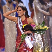 Menjadi pemenang Miss Universe 2020, Andrea Meza mengungkapkan kebahagian dan kebanggaannya. “What a moment! Ready for this journey!” tulisnya pada unggahan terbarunya di Instagram yang memperlihatkan momen dirinya dimahkotai Miss Universe 2019 Zozibini Tunzi. Foto: Getty Images via AFP/RODRIGO VARELA
