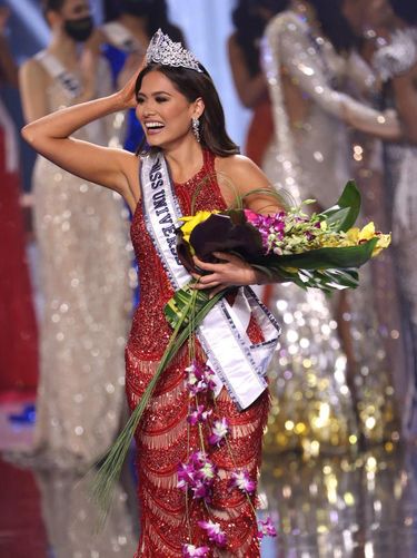 HOLLYWOOD, FLORIDA - MAY 16: Miss Mexico Andrea Meza is crowned Miss Universe 2021 onstage at the Miss Universe 2021 Pageant at Seminole Hard Rock Hotel & Casino on May 16, 2021 in Hollywood, Florida.   Rodrigo Varela/Getty Images/AFP (Photo by Rodrigo Varela / GETTY IMAGES NORTH AMERICA / Getty Images via AFP)